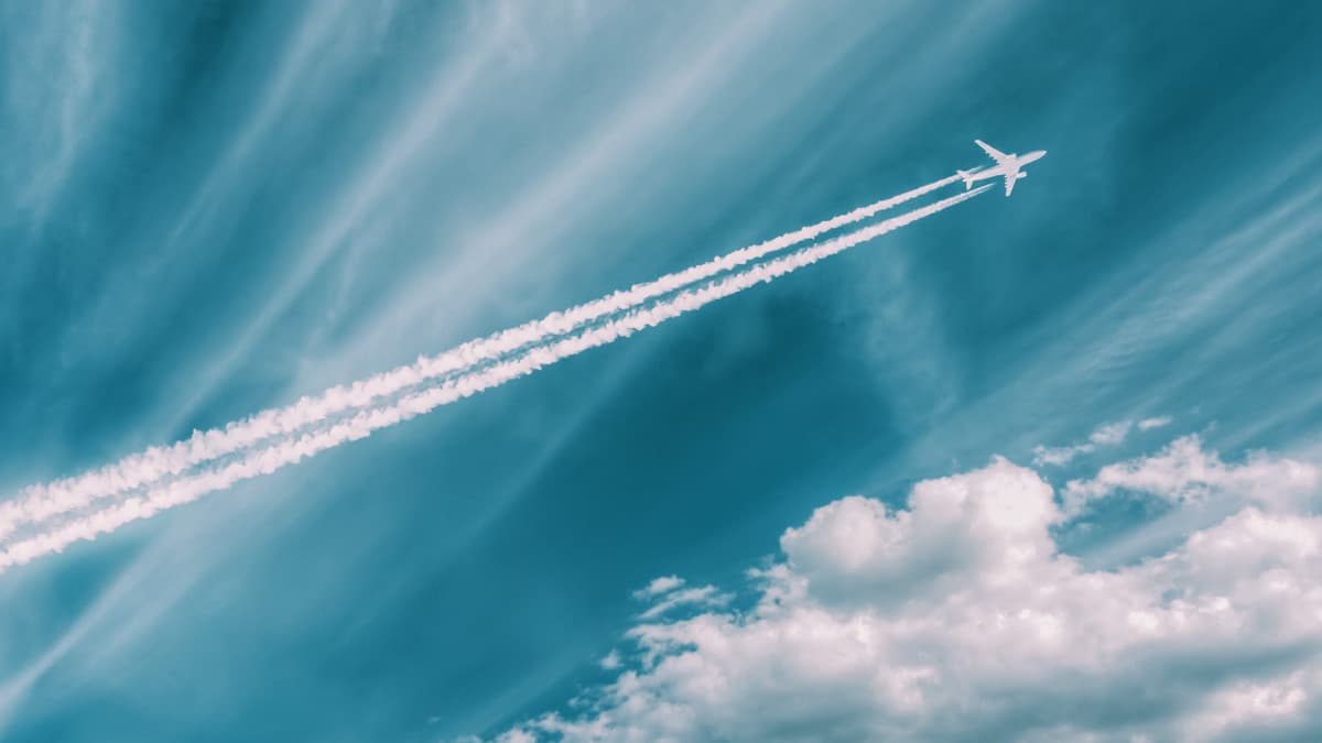 AIにより飛行機雲発生の少ない空路を選んで地球温暖化緩和を目指す「Operation Blue Skies」をGoogleが始動