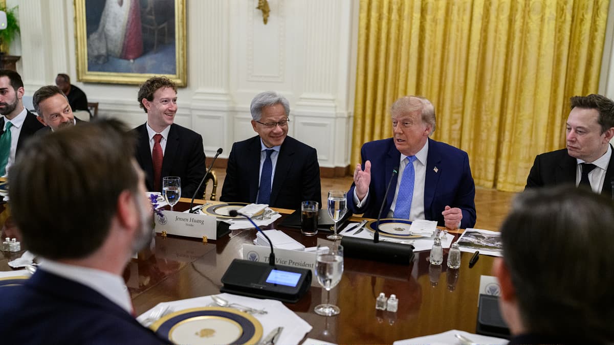 トランプ大統領とGoogle・Anthropic・Meta・OpenAI・SpaceXAI・NVIDIAがAIの安全管理を目指す「ホワイトハウス・超知能協定」に署名