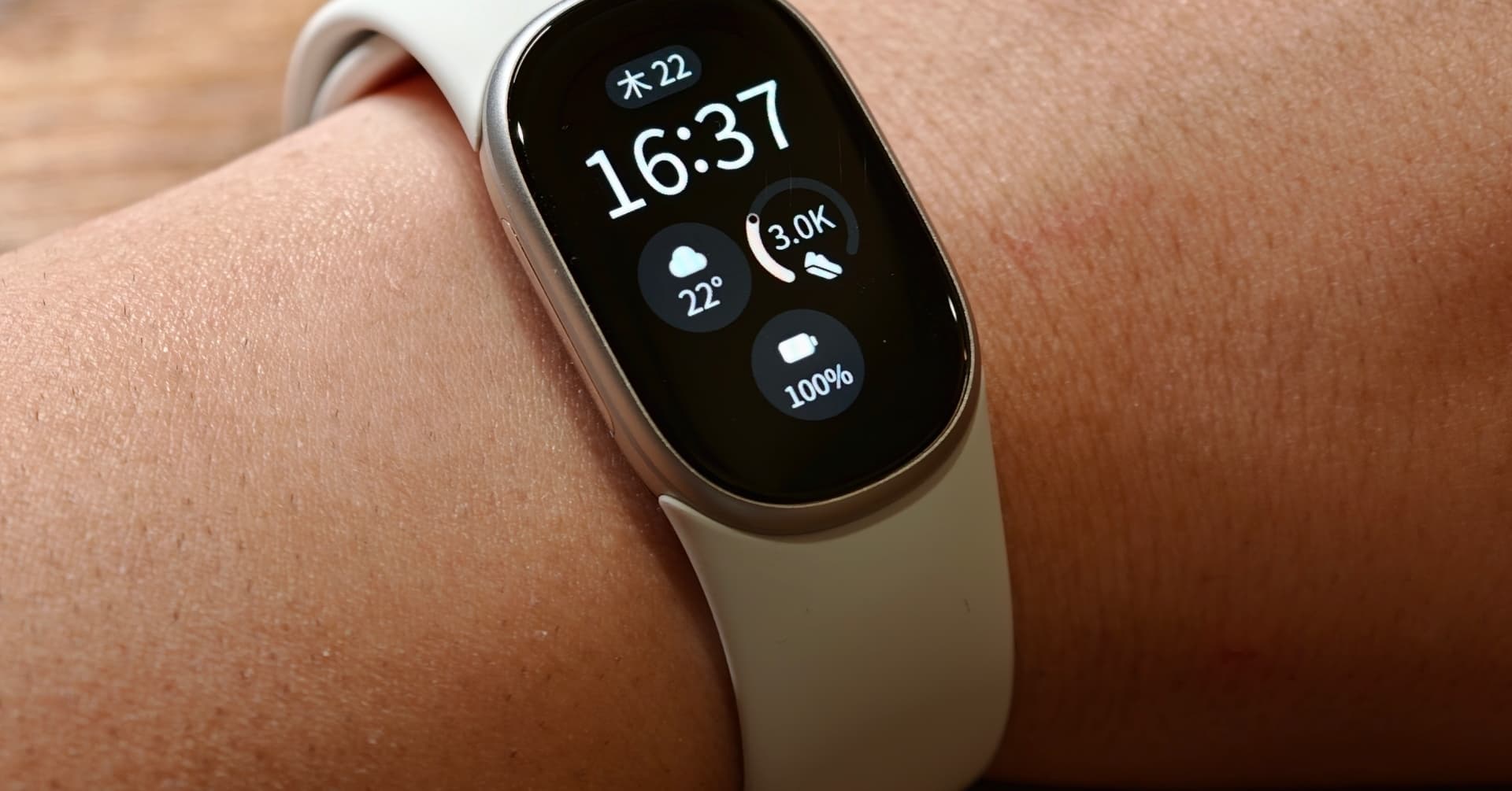 「Google Fitbit Edge」先行レビュー：画面付き、Google マップ対応の実力は？ Fitbit Airとの1万円差を検証する