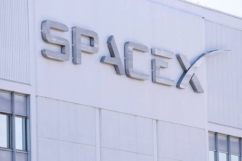 SpaceX signs US$30bn data deal with Google - Taipei Times