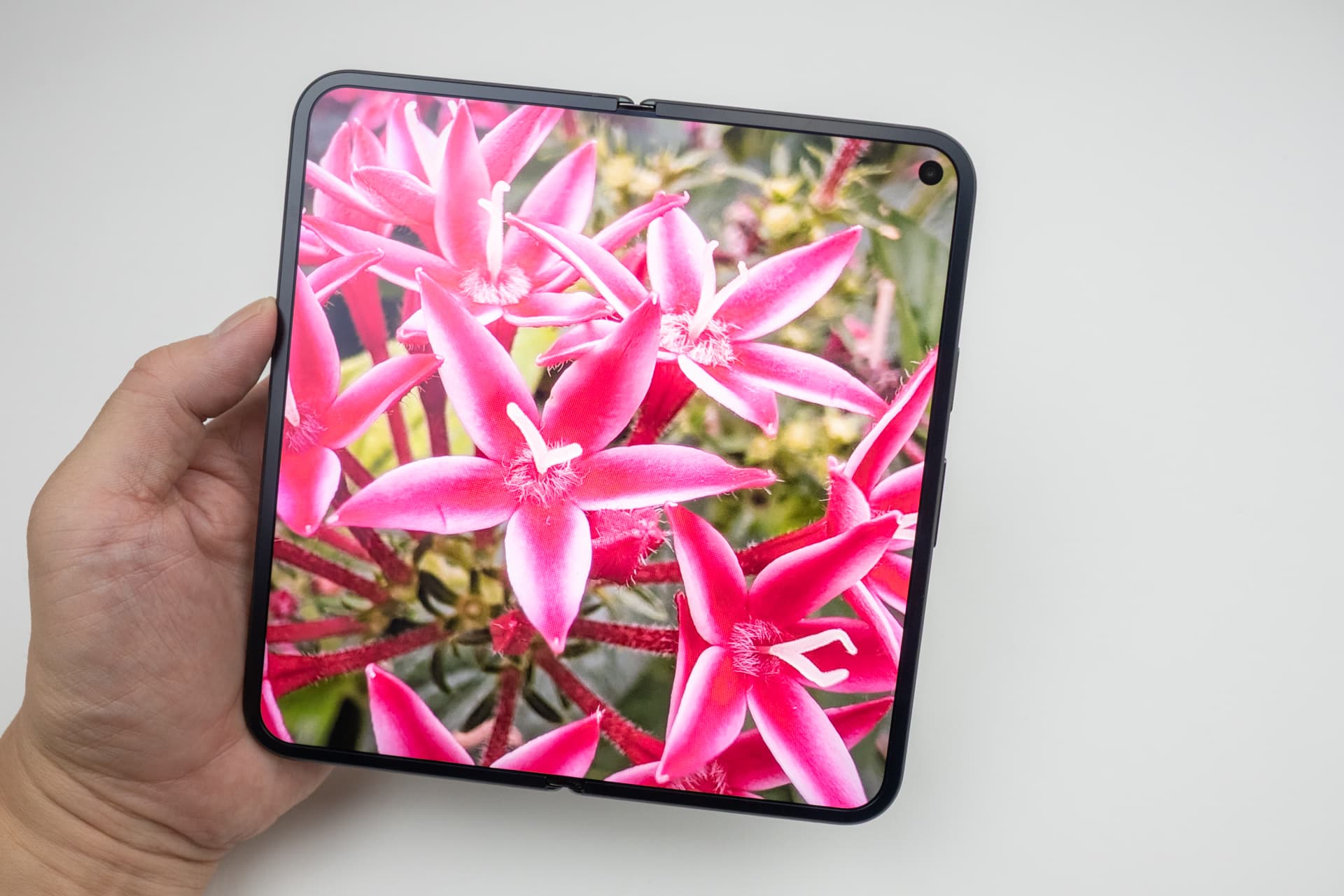 グーグル「Pixel 11 Pro Fold」実機レビュー、239gへと軽量化されたフォルダブルの劇的な取り回しと完成度