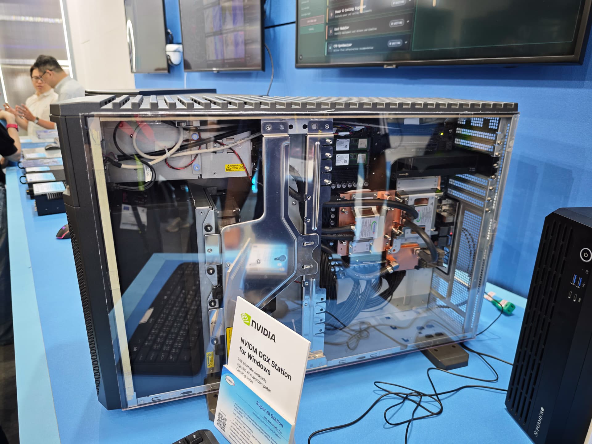 Supermicro、AI向け液冷設備を包括提供へ。Windows版DGXも展示 - PC Watch