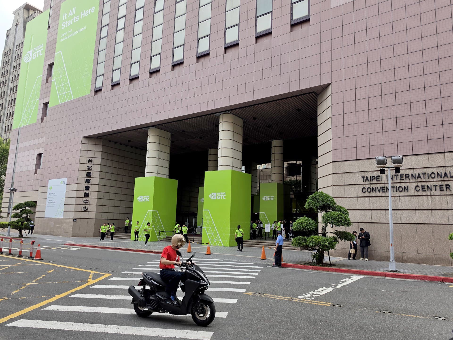 「DGX Station for Windows」搭載PCってどんな感じ? NVIDIAの展示会場で見てきた - ITmedia PC USER
